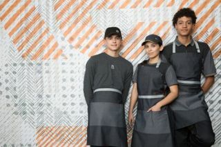 Os novos uniformes do McDonald's parecem algo de um filme de ficção científica e os funcionários estão loucos