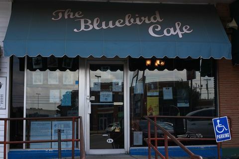 Como é realmente conhecer os bastidores do Bluebird Café