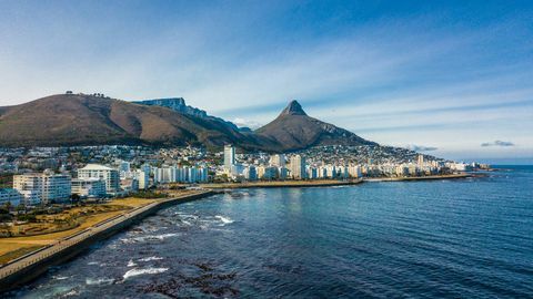 Litoral do cabo com Signal Hill, Lion Head e Table Mountain.