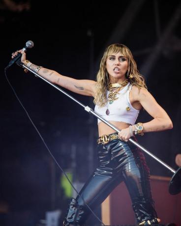 Miley Cyrus se apresentando no Festival de Glastonbury 2019