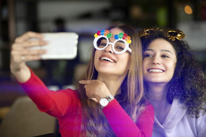 garotas engraçadas tirando selfies na festa de aniversário