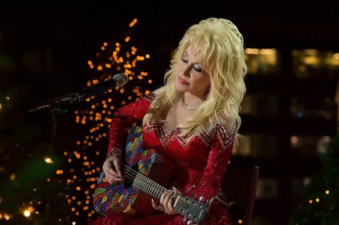 Natal no Rockefeller Center 2016 retratado Dolly Parton ensaia para o Natal de 2016 em foto do rockefeller center por virginia sherwoodnbcu photo banknbcuniversal via getty imagens via getty imagens