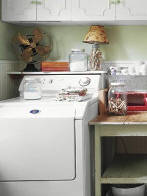 Animador verde, vermelho e branco lavanderia com toques decorativos