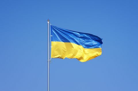 bandeira ucraniana no céu azul backgroud