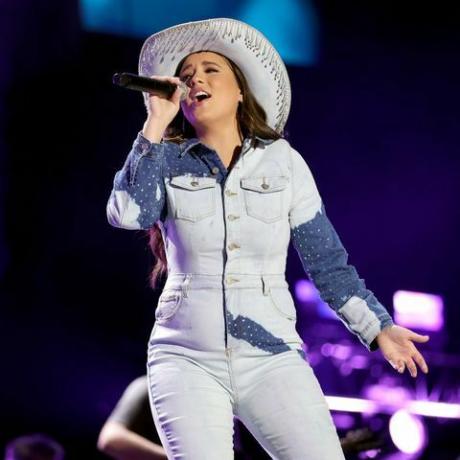 nashville, tennessee, 10 de junho, gabby barrett se apresenta durante o dia 2 do cma fest 2022 no nissan stadium em 10 de junho de 2022 em nashville, tennessee photo by jason kempingetty images