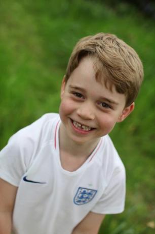 Camisa da Inglaterra do príncipe George em fotos de aniversário causa polêmica