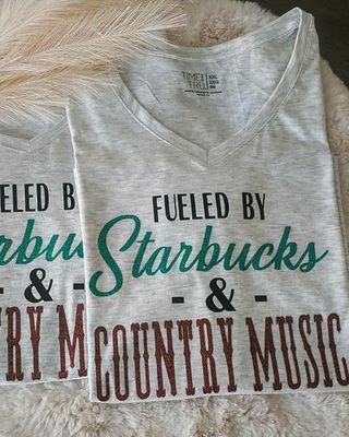 Abastecido por Starbucks & t-shirt da música country