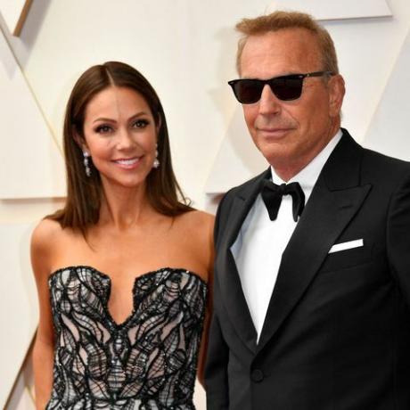 Kevin Costner e sua esposa no 94º Oscar