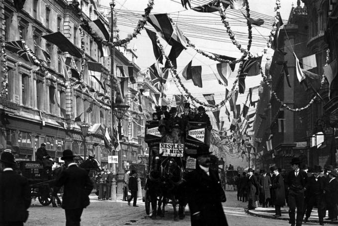 junho de 1902, decorações para a coroação de Eduardo VII na Queen Victoria Street, Londres, foto da empresa estereoscópica de Londres, arquivo Hulton, imagens Getty