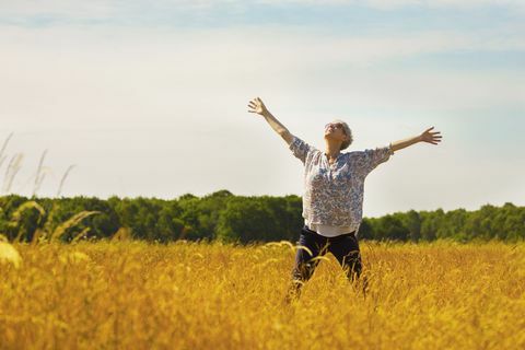 Mulher feliz no campo