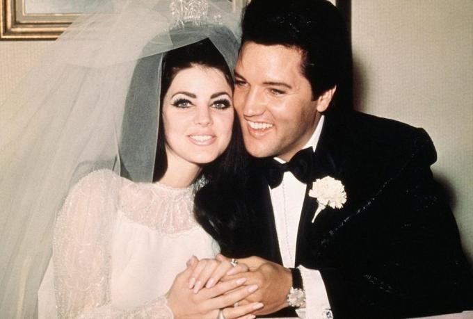 legenda original las vegas, neventertainer, elvis presley senta-se cara a cara com sua noiva, a ex-priscilla ann beaulieu, após seu casamento em 1º de maio de 1967