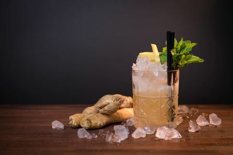 Cocktail de gengibre com gelo e hortelã