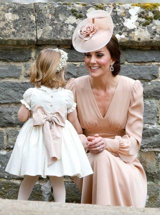 Kate Middleton com a princesa Charlotte