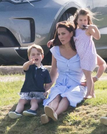 Príncipe George e princesa Charlotte brincam com Kate Middleton