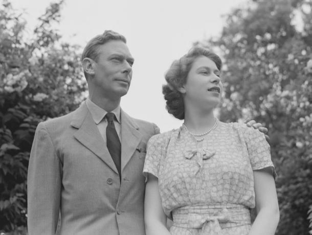 rei george vi e sua filha rainha elizabeth ii em um jardim