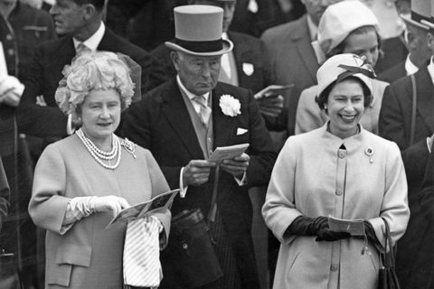 A rainha mãe e a rainha Elizabeth II no hipódromo de Epsom, maio de 1963