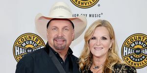 nashville, tennessee, 16 de outubro, garth brooks e trisha yearwood participam da cerimônia do medalhão da turma de 2022 no country music hall de fama e museu em 16 de outubro de 2022 em nashville, tennessee foto de jason kempingetty imagens para o hall da fama da música country e museu