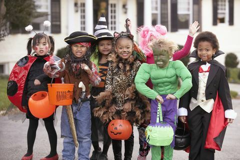 grupo diversificado de crianças em trajes de outono e trajes de halloween