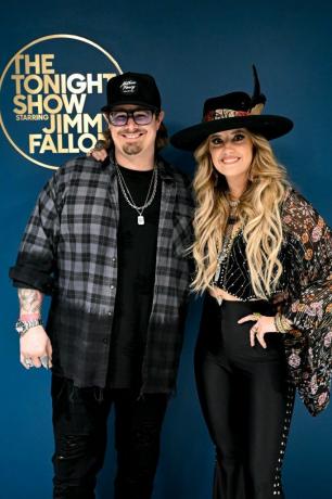 o programa desta noite estrelado por jimmy fallon episódio 1785 retratado l r convidados musicais hardy e lainey wilson posando juntos nos bastidores na quarta-feira, 25 de janeiro de 2023 foto de todd owyoungnbc via getty images