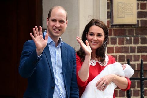 The Duke & Duchess Of Cambridge partem da ala linda com seu novo filho