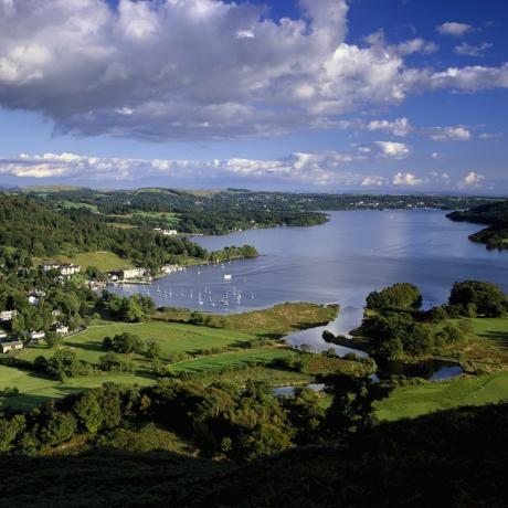 uma vista do lago windermere e da baía waterhead em ambleside, no parque nacional do distrito do lago