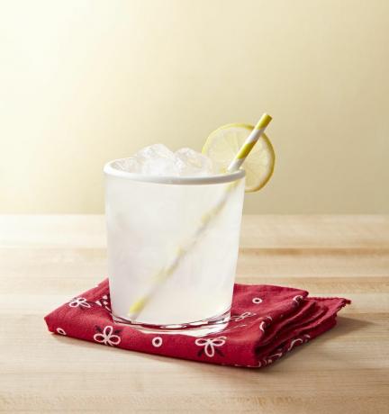 limonada em copo com canudo listrado e rodela de limão
