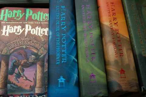 Uma coleção de livros de Harry Potter é retratada na casa de Caitlin Moore, em Washington, DC.