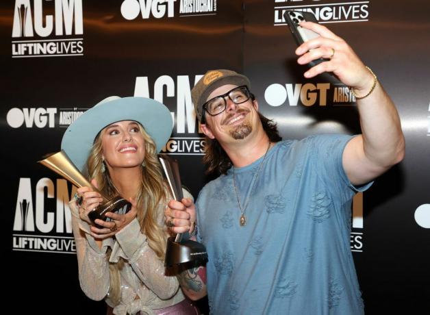 the colony, texas 10 de maio lainey wilson e hardy posam para uma selfie com prêmios acm eles foram apresentados em uma coletiva de imprensa após suas apresentações em 2023 acm levantando vidas topgolf tee off e rock on arrecadação de fundos no topgolf em 10 de maio de 2023 na colônia, texas foto de richard rodriguezgetty imagens