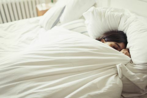 jovem cansada dormindo na cama