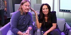 chip e joanna gaines em um evento de rádio sentados um ao lado do outro