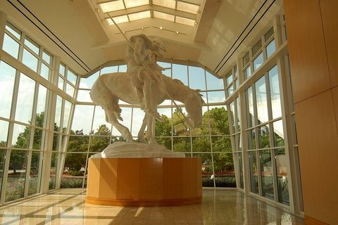 skulptur o fim da trilha von j a m e s e r r f r s e r, museu nacional do cowboy e do património ocidental, oklahoma city, staat oklahoma, grandes planícies, estados unidos da américa, nordamerika, américa, reiter, pferd, reise, bb, dig p nr 8602009, 29092009 foto de peter bischoffgetty imagens