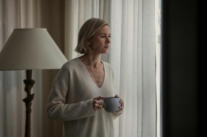 the watcher naomi watts como nora brannock no episódio 105 do the watcher cr eric liebowitznetflix © 2022