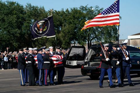 Cerimônia de partida realizada como corpo do presidente Bush transportado para Washington DC