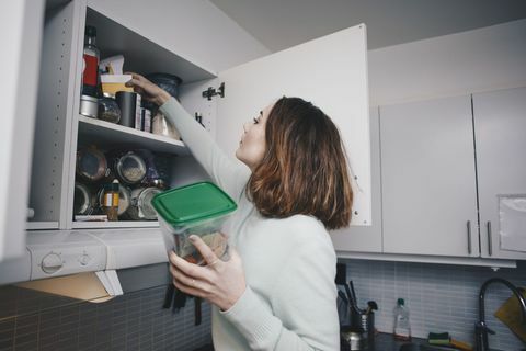 Decluttering armários de cozinha