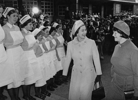 Rainha Elizabeth II visita Great Ormond Street Hospital, Londres, 10 de novembro de 1977