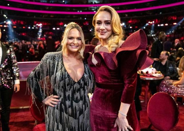 miranda lambert e adele durante a 65ª premiação do grammy