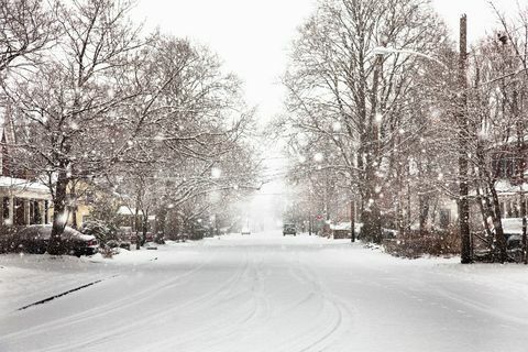 Neve caindo na rua suburbana