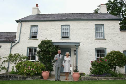 charles e camilla fora de sua casa galesa ﻿llwynywermod