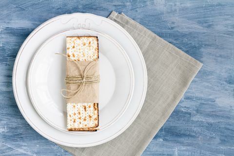 prato branco com matzah ou matza em um fundo de mesa vintage apresentado como uma festa ou refeição de sêder de páscoa