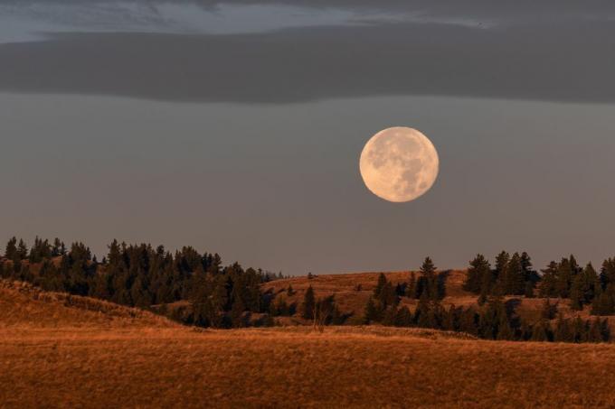 lua cheia sobre terras agrícolas em kamloops, columbia britânica, a lua cheia mais próxima do equinócio de outono e primeiro dia de outono