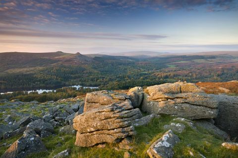 Vistas de Sheeps Tor em Dartmoor