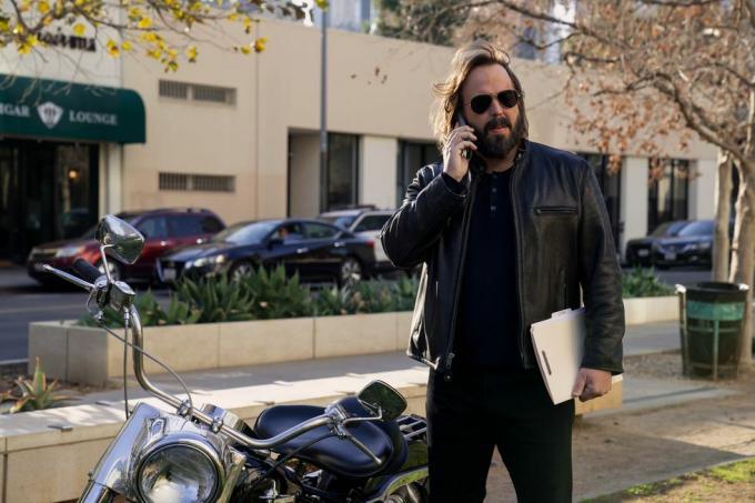 angus sampson como dennis 'cisco' wojciechowski no episódio 202 da 2ª temporada de the lincolnadvogado