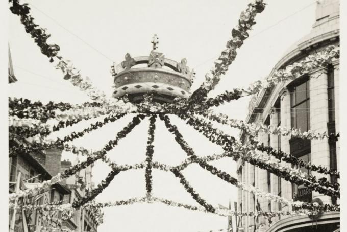 Inglaterra, 11 de dezembro, uma fotografia do centro da cidade de Swindon, Wiltshire, tirada por um fotógrafo desconhecido em maio de 1937, as ruas estão decoradas com bandeiras, bandeiras e uma coroa gigante para celebrar a coroação do rei george vi esta fotografia faz parte de um álbum compilado pela kodak limitado para registrar o coroação do rei George VI 1895 1952 e da rainha Elizabeth 1900 2002 em 12 de maio de 1937 George VI era o segundo filho de George V e Maria de Teck em 1923 ele senhora casada elizabeth bowes lyon, que lhe deu duas filhas, elizabeth queen elizabeth ii e margaret ele morreu de câncer em 6 de fevereiro de 1952 foto de Imagens de ssplgetty