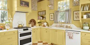 cozinha de casa de fazenda amarela de inspiração britânica