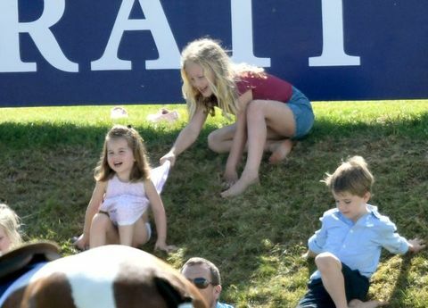 Príncipe George e princesa Charlotte brincam com Kate Middleton