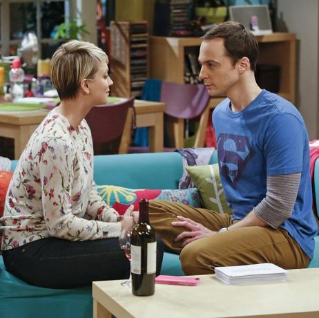 kaley cuoco e jim parsons filmando 'a teoria do big bang'