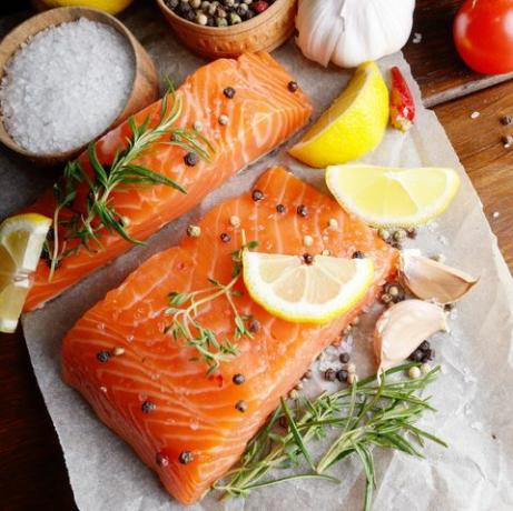 melhor alimento para crescimento de cabelo - peixe gordo de salmão