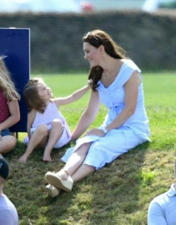 Príncipe George e princesa Charlotte brincam com Kate Middleton