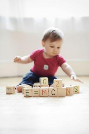 Menino brincando com blocos de construção