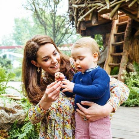 kate middleton dá ao príncipe george, princesa charlotte e príncipe louise excursão privada de volta ao jardim natural